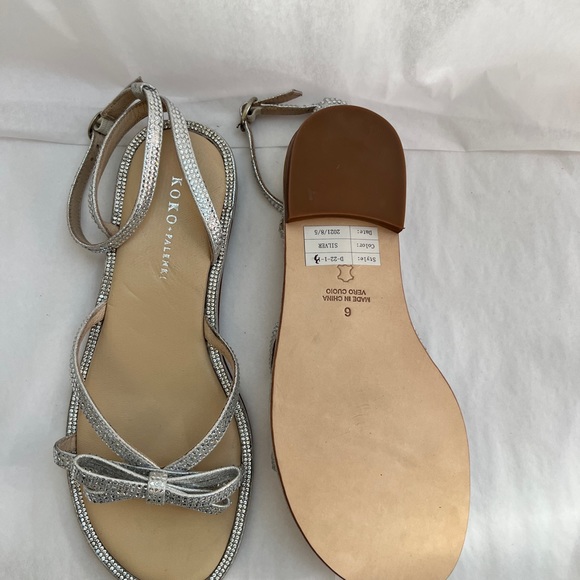 Crystal embellished sandal with bow. Low heel sandal. Silver metallic - Picture 2 of 2